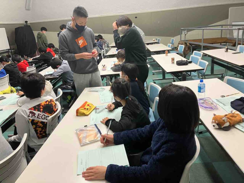 夜のミーティングはカルテを記入し、みんなでゲームもして楽しく過ごせました