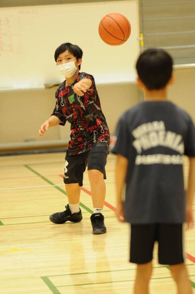 パス練習は相手の選手をしっかり呼びかけながら行います！
