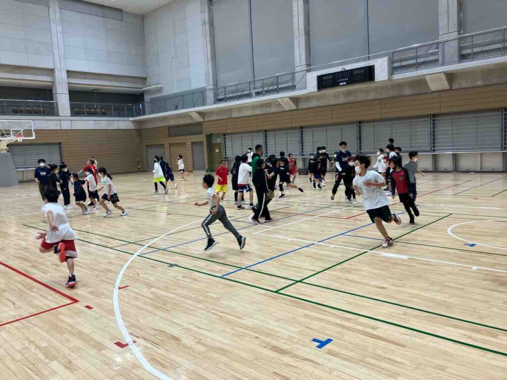 鬼ごっこをして体を温めてからボールを使った練習に突入