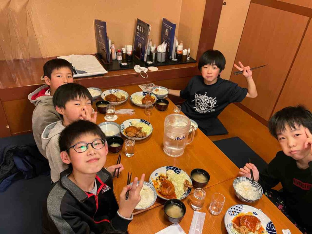 今日の夜ご飯はハンバーグに唐揚げ合宿で出会った仲間と食べる最後の夜飯