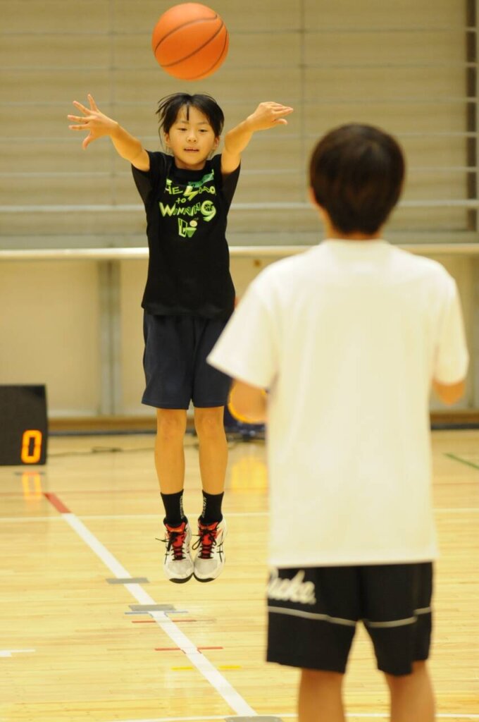 パス練習は相手の選手をしっかり呼びかけながら行います！