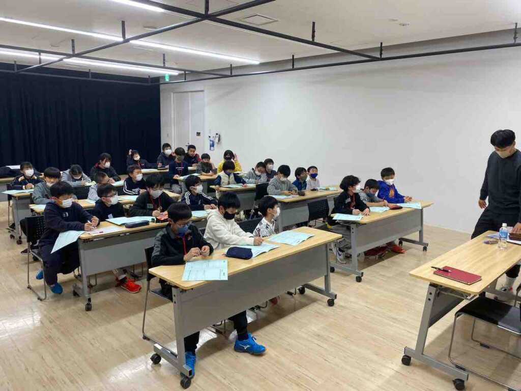 1日の締めになる夜のミーティング‼️将来の夢や今日の感想など一生懸命記入していました