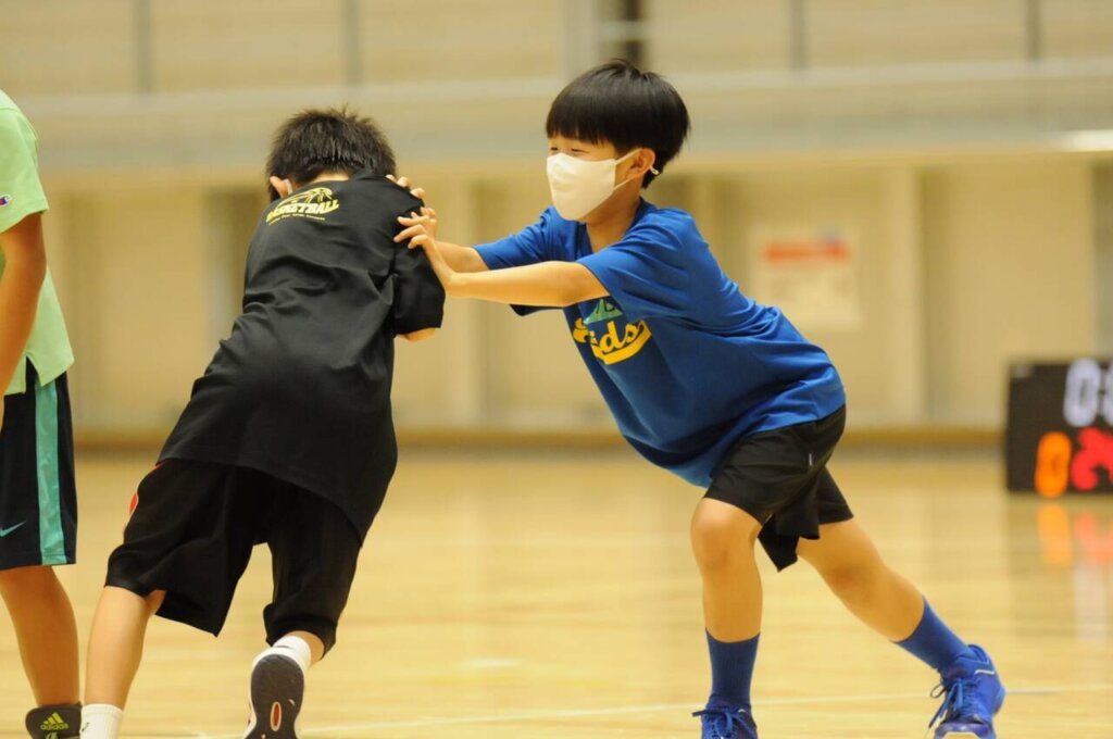 相手を抑えるプレスの意識を身につけていきます