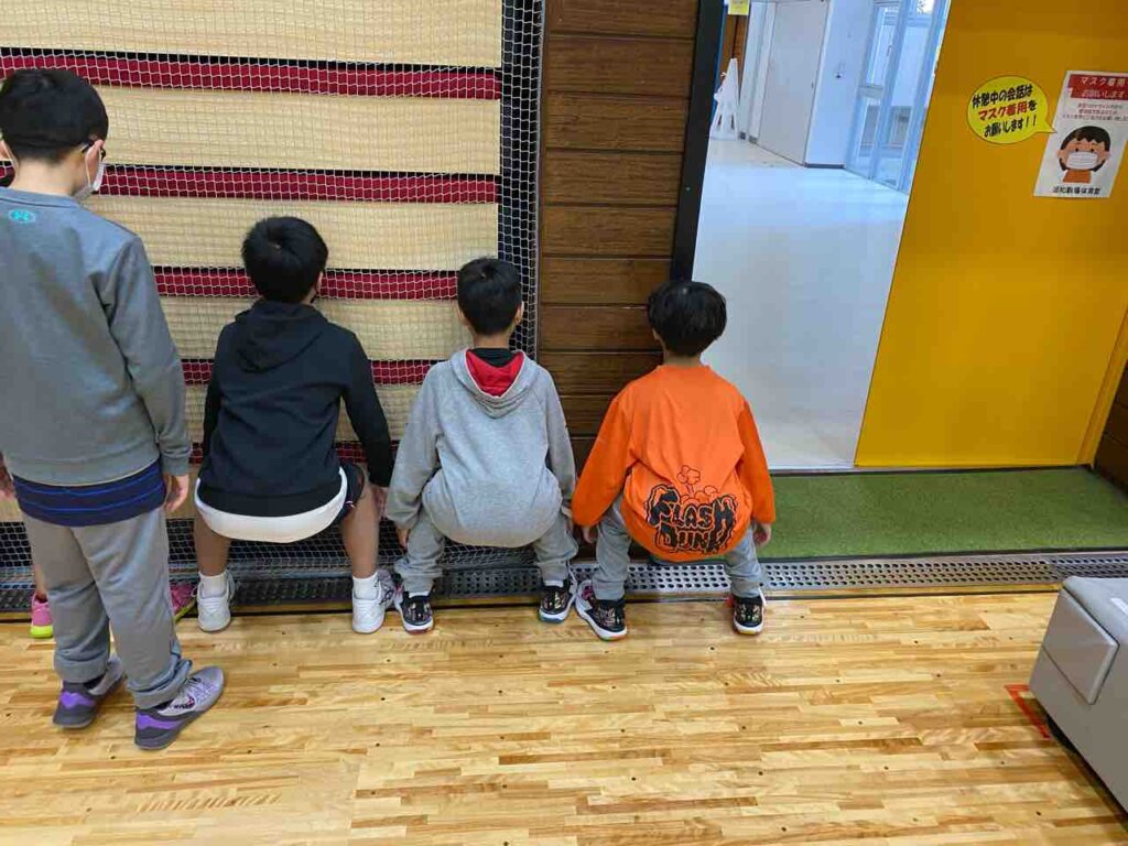 最初は本場アメリカでトレーナー経験のある平林トレーナーによるストレッチ講座『けが防止』に必要なストレッチや姿勢を伝授