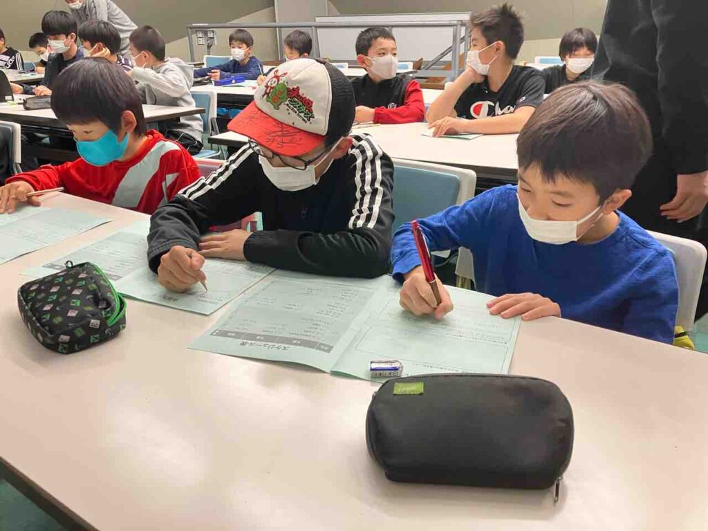 夜のミーティングはカルテを記入し、みんなでゲームもして楽しく過ごせました