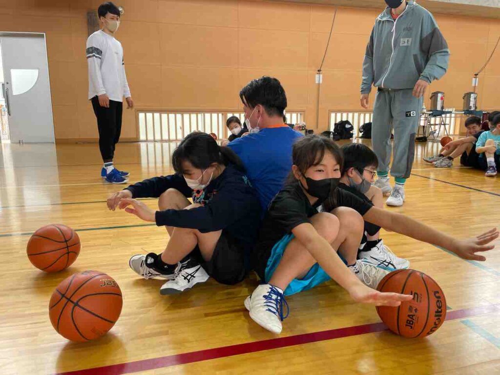 前半は森本コーチ担当でスタート最初は楽しくみんなでリズムアップトレーニング選手達も音楽に合わせてノリノリに