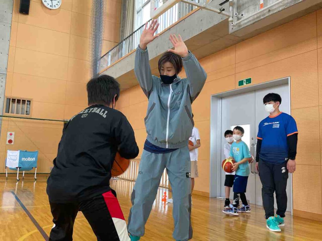 後半は沢頭コーチにバトンタッチ一番確率の高いゴール下でのシュート練習基本だからこそ繰り返し練習が大切‼️