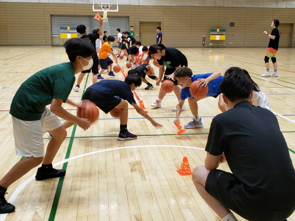 決められた回数のドリブルを先にできたほうがコーンをとります！！