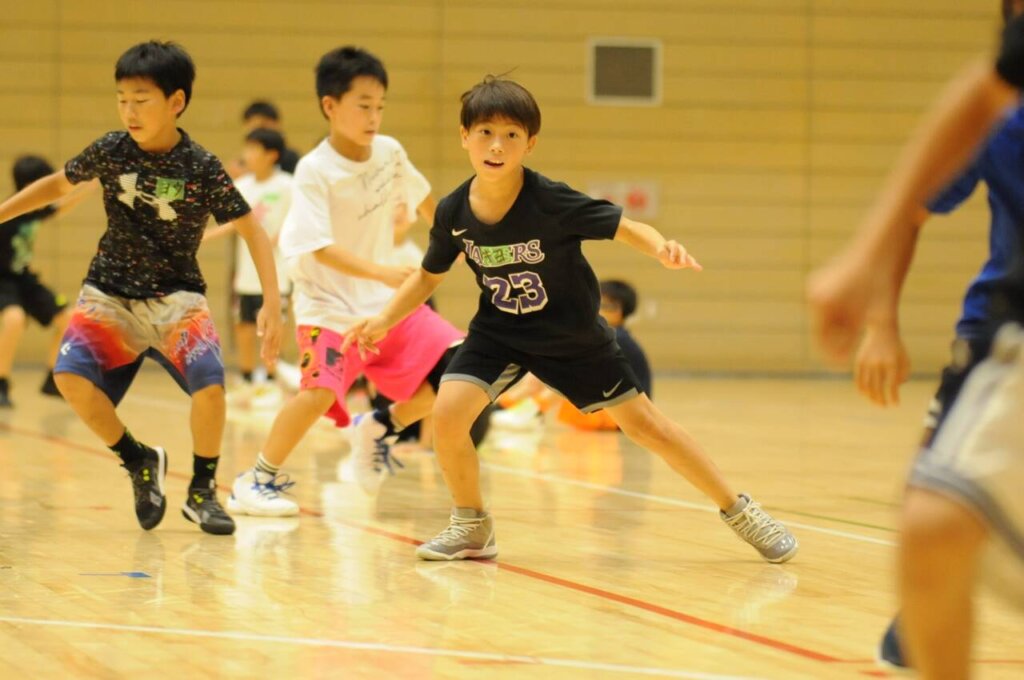 白線を基準に、みんなで何度も往復ステップ
