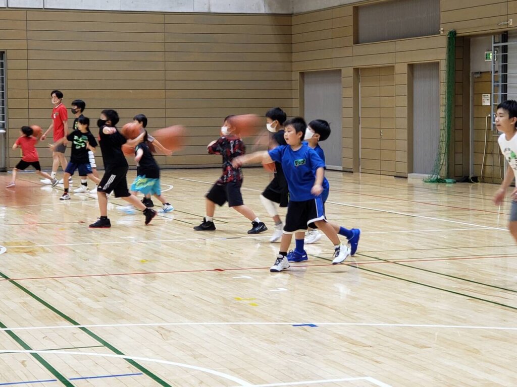パス練習は相手の選手をしっかり呼びかけながら行います！