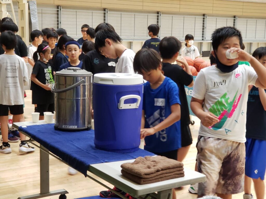 こまめに水分補給しながら練習開始です猛暑が続くので、室内練習とはいえ気をつけていきたいですね
