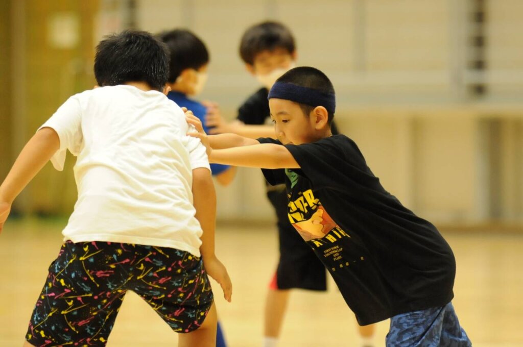 相手を抑えるプレスの意識を身につけていきます