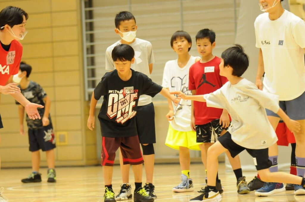こちらはレーンやコーンを敷いてステップの練習！二組に分かれどちらが速いか競争です