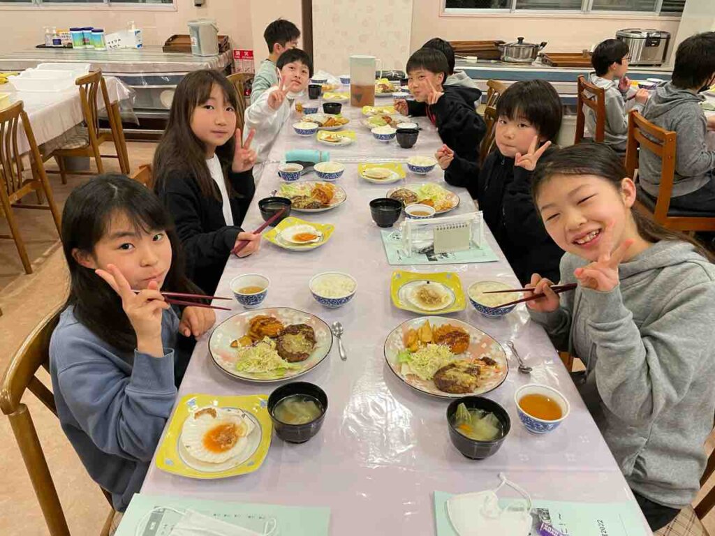 夕食タイムたくさん食べてエネルギー補充