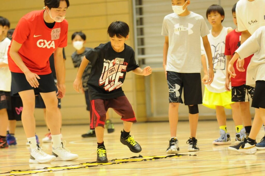 こちらはレーンやコーンを敷いてステップの練習！二組に分かれどちらが速いか競争です