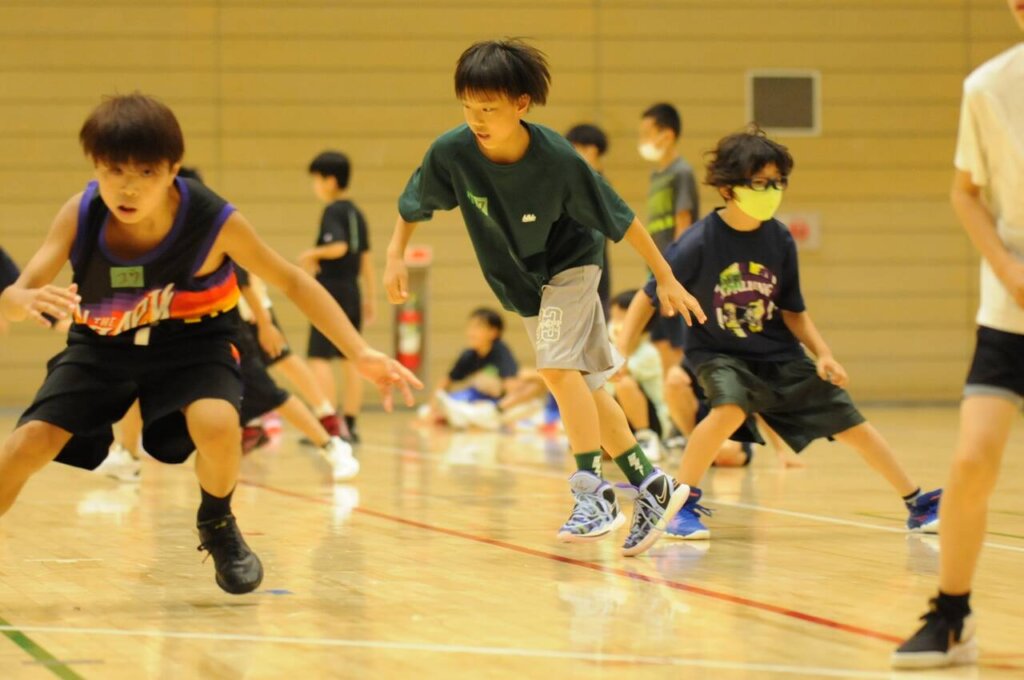 白線を基準に、みんなで何度も往復ステップ