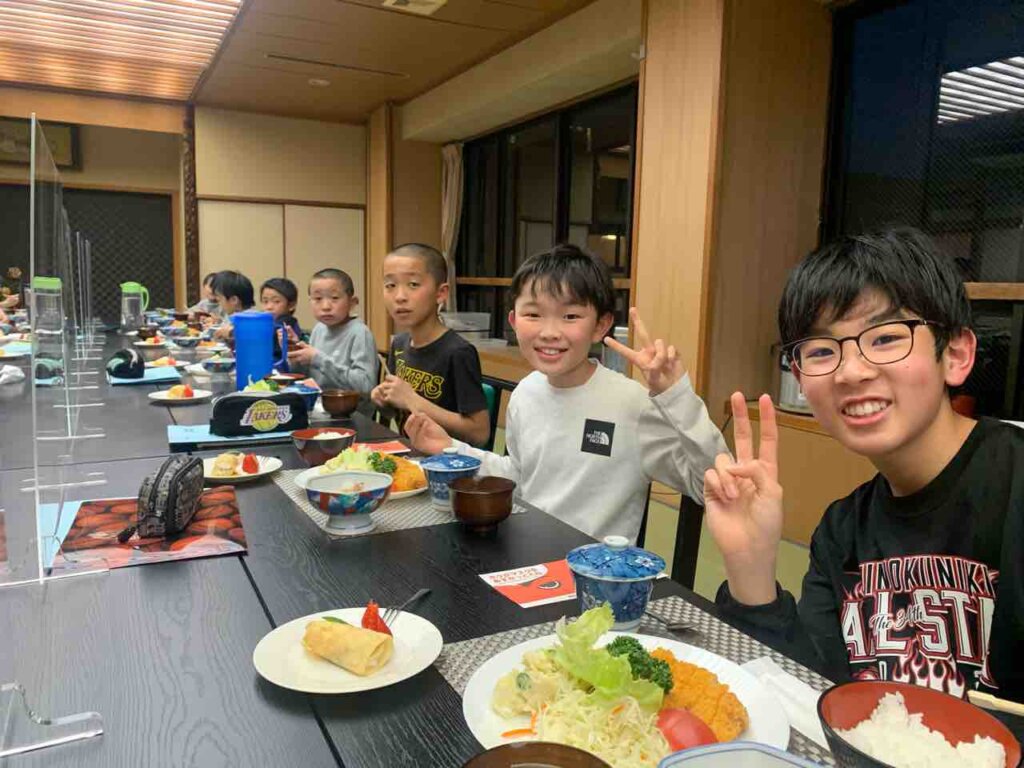 お待ちかねの夕食〜！トンカツに、カレーまで！！！