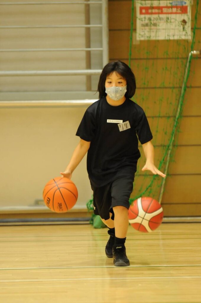 ボールを２つ同時に扱ったり空中に上げてキャッチするなど、様々な動作でボールに慣れていきます