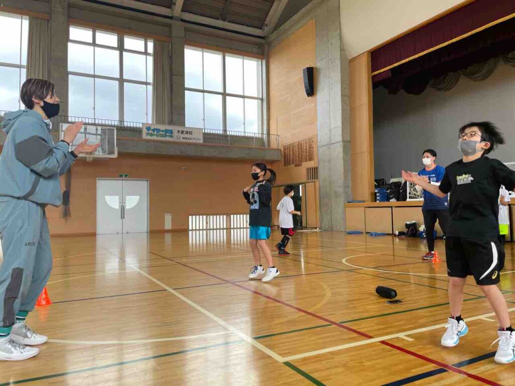 前半は森本コーチ担当でスタート最初は楽しくみんなでリズムアップトレーニング選手達も音楽に合わせてノリノリに