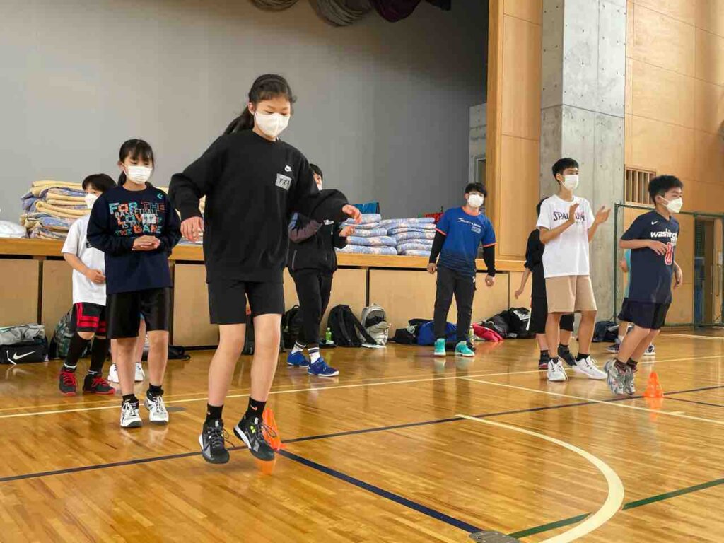 前半は森本コーチ担当でスタート最初は楽しくみんなでリズムアップトレーニング選手達も音楽に合わせてノリノリに