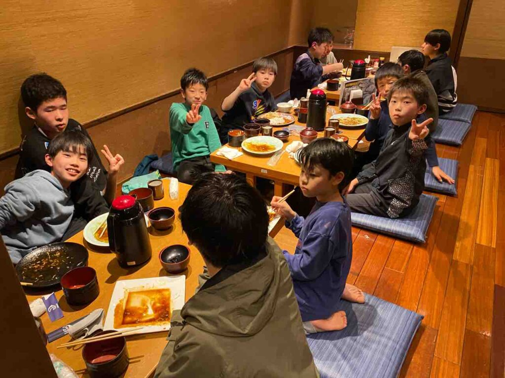 夜ご飯を食べ、ミーティングではカルテを記入し、みんなでゲームもして楽しく過ごせました