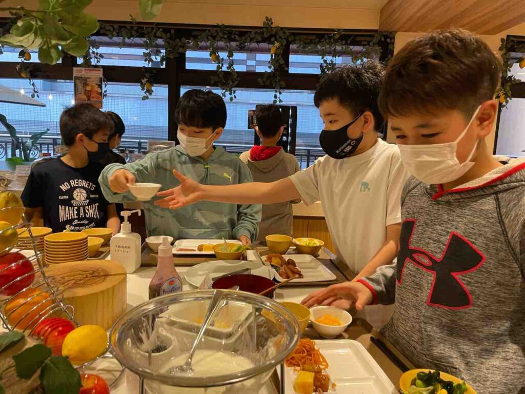 朝ご飯をしっかり食べて体育館へ