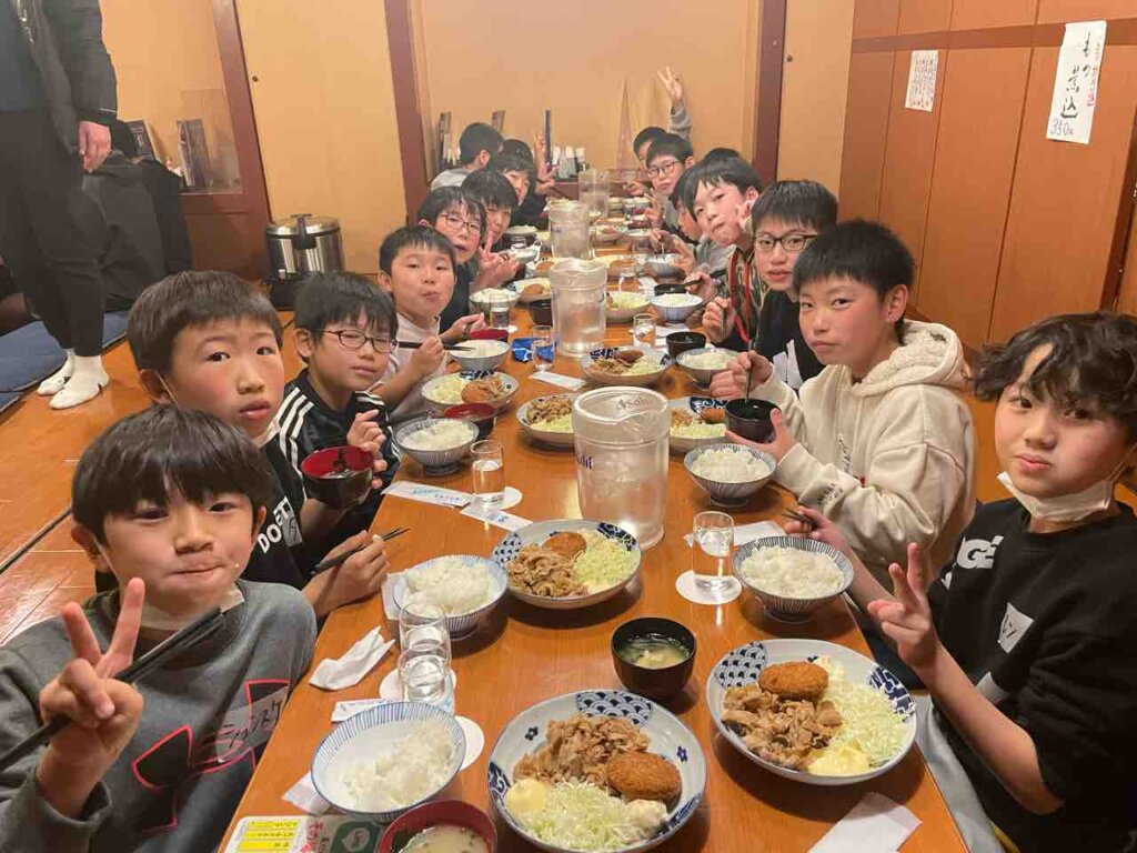 待ちに待った夜ご飯タイム〜たくさん食べてました