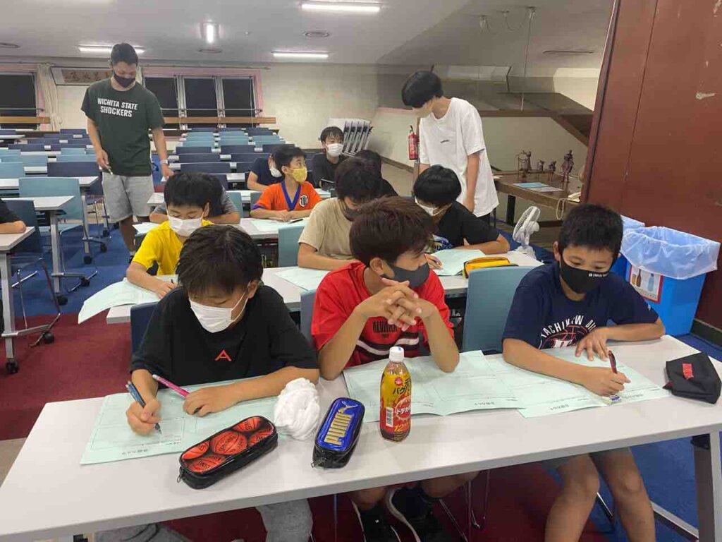 食事後は恒例のミーティングです