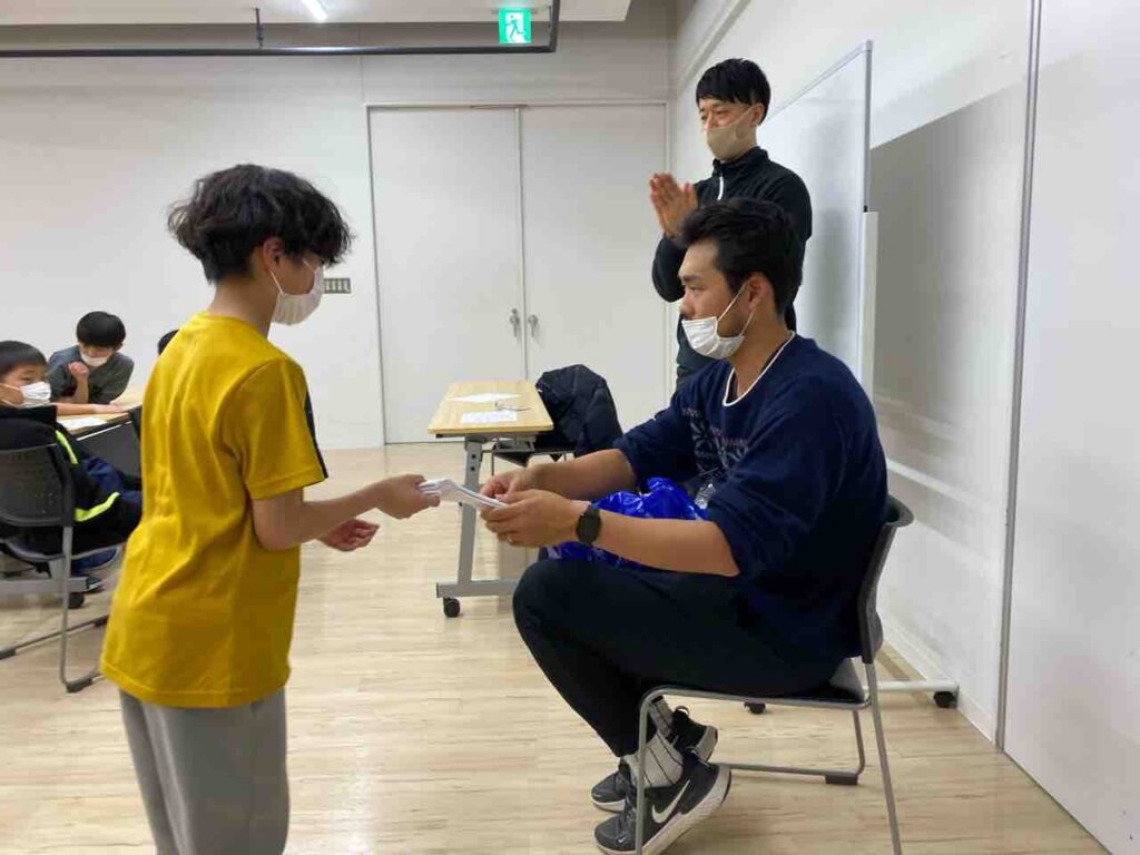 優勝者へは景品贈呈おめでとう