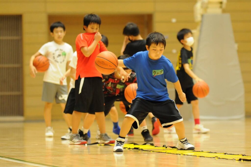 レーンを渡りながらドリブルで進んでいく練習は、強く叩きつけることを意識します