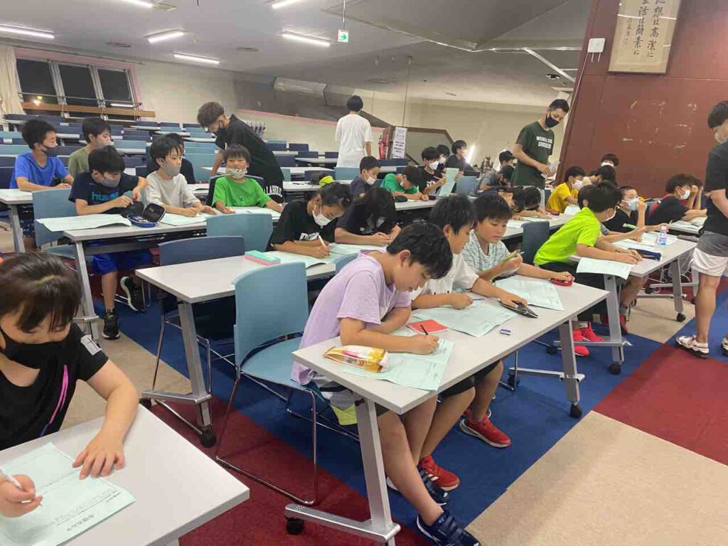 食事後は恒例のミーティングです